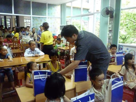 Nhà báo Nguyễn Quốc Long, Trưởng ban Truyền thông, Báo Giáo dục Việt Nam đã đại diện cho Báo gửi tặng các em học sinh Lớp học Hy vọng những phần quà vui Tết thiếu nhi.